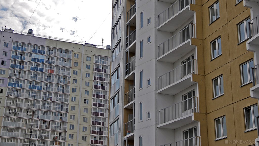 В Петербурге мужчина выпал с 16-го этажа и упал на прохожего