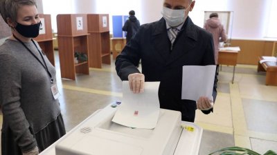 Курганский губернатор Шумков пришел на избирательный участок