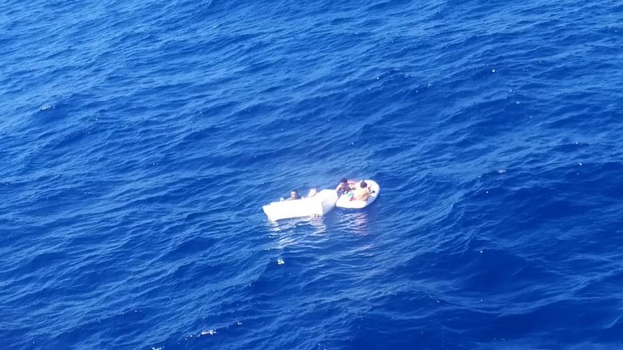 Яхта потерпела крушение в океане: матери пришлось кормить детей грудью, чтоб они выжили