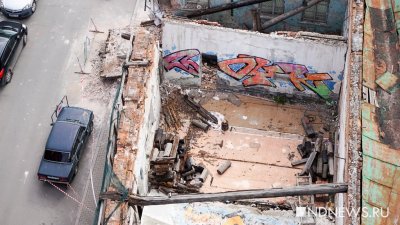 Владелец машины, на которую упала стена старинной усадьбы в центре Екатеринбурга, получил компенсацию