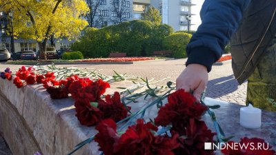 На площадь Труда несут цветы и свечи в память о погибших в Перми студентах (ФОТО)