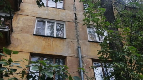 Разрушающийся дом в центре Челябинска угрожает жильцам, пешеходам и трамваям