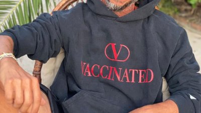 Антипрививочники затравили бренд Valentino за кофту с надписью «Вакцинирован»