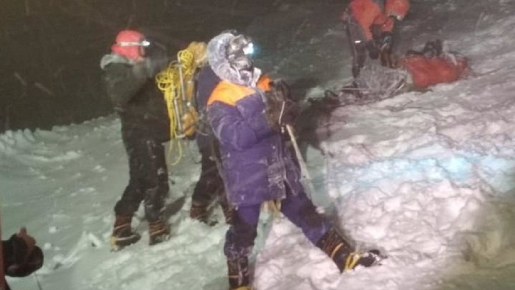 Пятеро альпинистов погибли на Эльбрусе в метель, еще 14 спасены