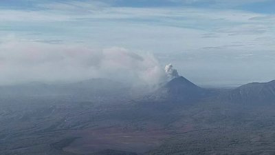 На Камчатке извергается вулкан Карымский