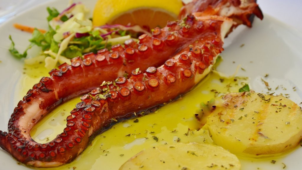 Рестораны в России меняют меню: осьминоги подорожали в три раза