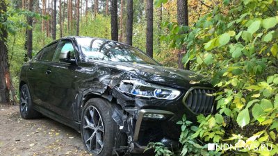 На Шарташе неизвестный бросил BMW X6 с блатными номерами: машина врезалась в дерево (ФОТО)