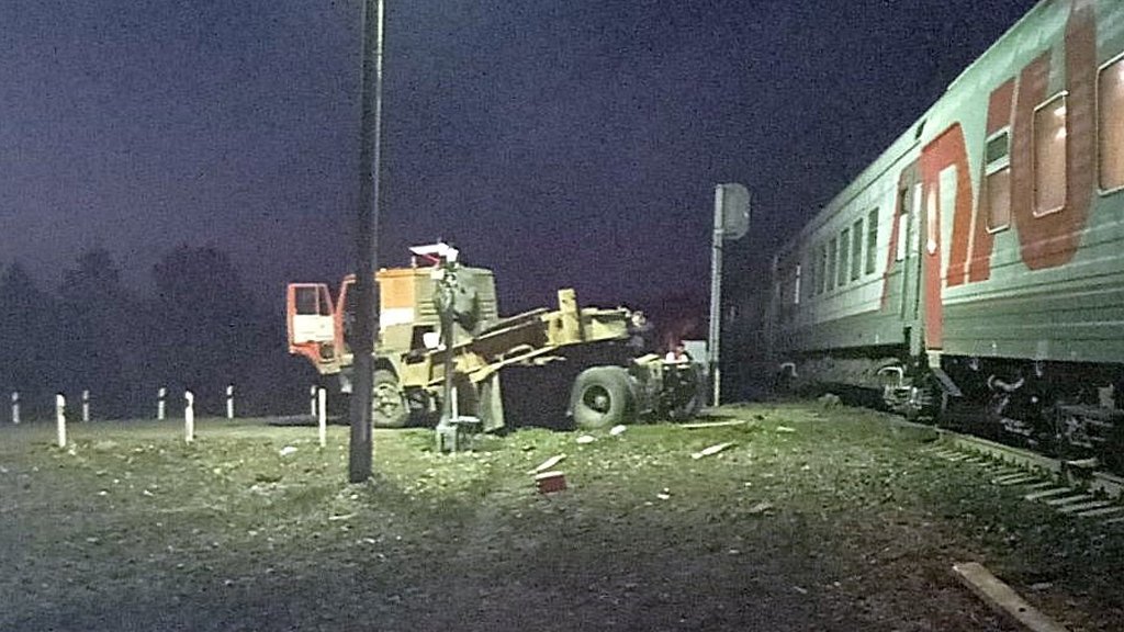 Пассажирский поезд «Адлер – Томск» врезался в грузовик