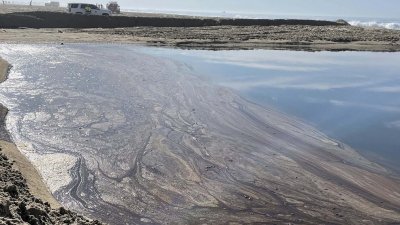 Почти полмиллиона литров нефти разлилось у побережья Калифорнии