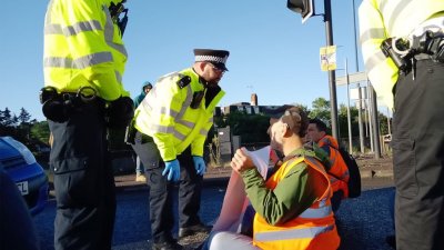 Британские экоактивисты извинились за блокировку дорог, но акции продолжат