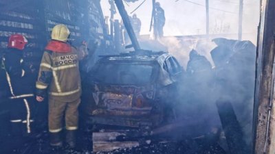 На Уралмаше шесть машин сгорели вместе с автосервисом, чуть не взорвался газ (ФОТО)