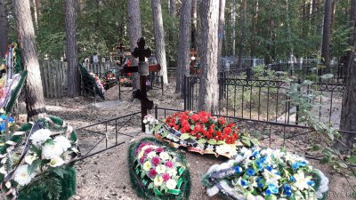 В Челябинске неизвестные разгромили кладбище