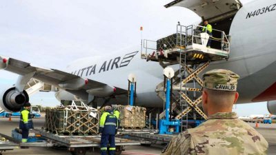 Американский транспортный самолёт доставил в Киев высокоточное оружие и боеприпасы
