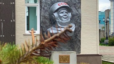 Сломанный ради заправки барельеф Гагарину открыт после реставрации