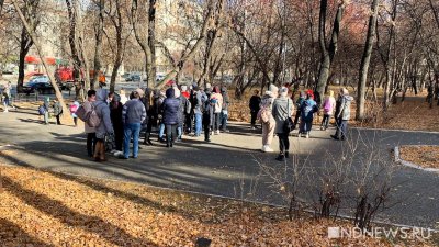 Из школы в центре Екатеринбурга эвакуируют детей из-за сообщения о взрыве (ФОТО)