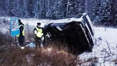 Под Кушвой перевернулся пассажирский автобус: один пассажир погиб, еще 8 – в больницах (ФОТО)