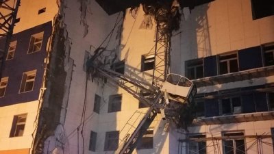 В Хабаровске СКР расследует гибель рабочего при падении строительного крана