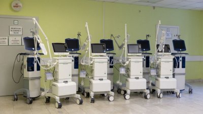 Главному ковидному госпиталю Урала передали новое нужное оборудование на 60 миллионов
