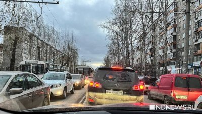 На улице Амундсена в Екатеринбурге огромная пробка. Горожане сообщают о двух ДТП (ФОТО)