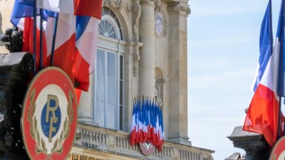 На выборах президента Франции Макрон и Ле Пен набирают одинаковое количество голосов