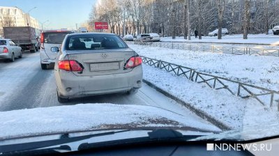 Снег и сильный гололед привели к мелким ДТП на дорогах Екатеринбурга (ФОТО)