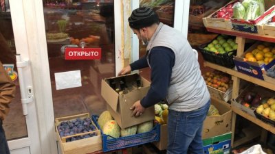 В овощных палатках Екатеринбурга продают алкоголь и насвай (ФОТО)
