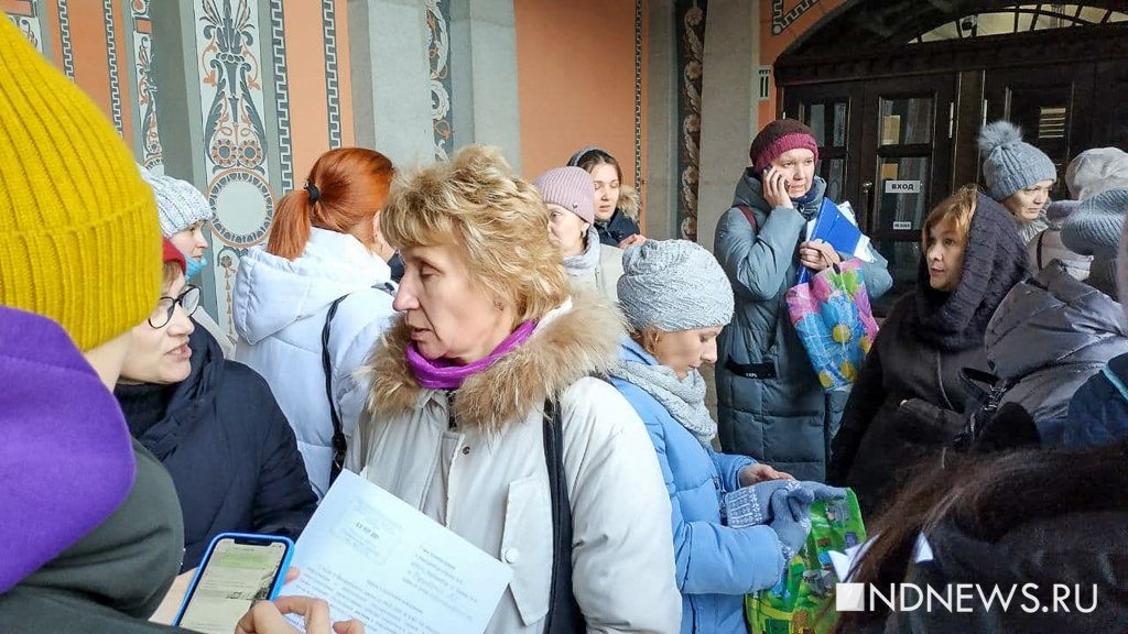 Родители школьников устроили митинг возле мэрии Екатеринбурга (ФОТО)