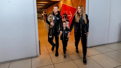 Сотни болельщиков встретили чемпиона UFC Петра Яна в аэропорту (ФОТО, ВИДЕО)