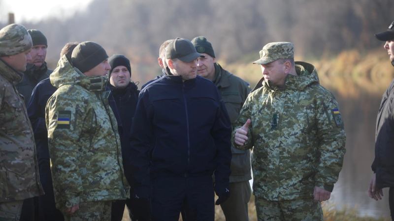 Украина стягивает к границе с Белоруссией до десяти тысяч силовиков с военной техникой