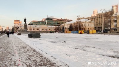 Парковку на площади 1905 года закрыли под строительство ледового городка (ФОТО)