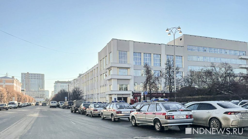 В центре Екатеринбурга несколько дней дежурят полтора десятка нарядов Росгвардии (ФОТО)
