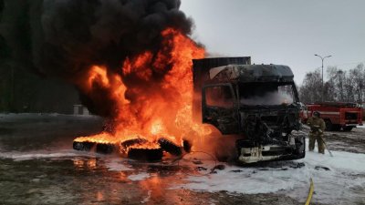 Водитель «КамАЗа» сжег на парковке вместе с машиной партию шин на 11 млн рублей