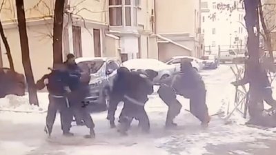 Рабочие с лопатами устроили массовую драку в центре Москвы
