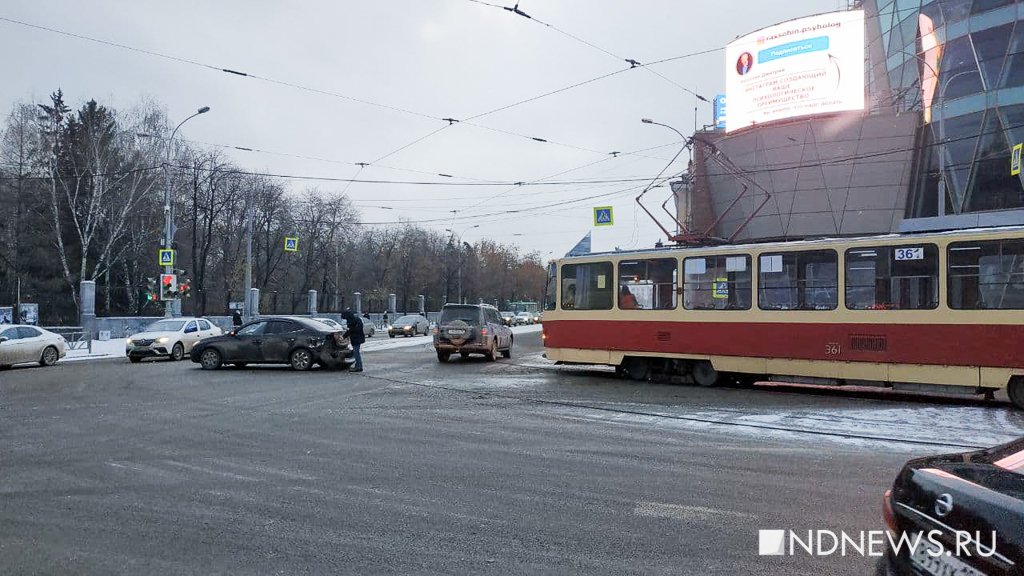 Трамвай врезался в легковушку в центре Екатеринбурга (ФОТО)