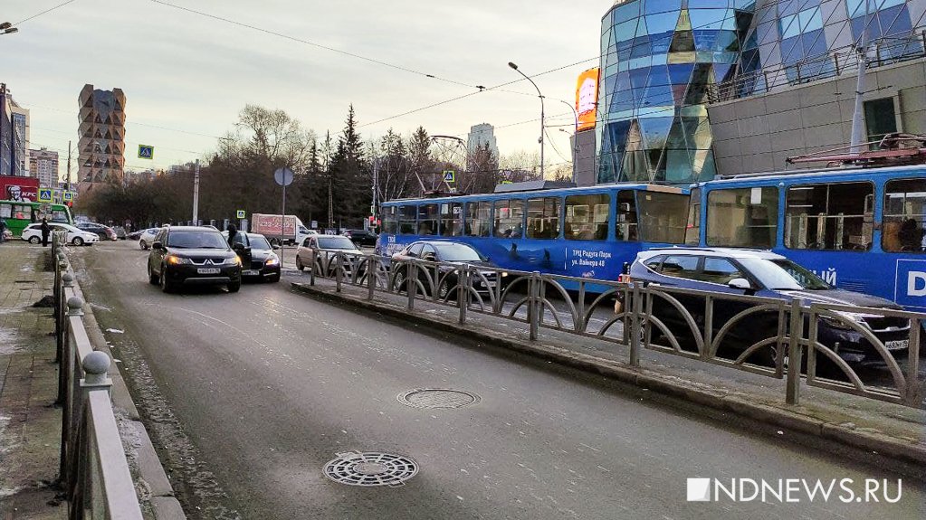 Из-за аварии на Радищева перекрыто движение, машины едут по трамвайным путям (ФОТО)