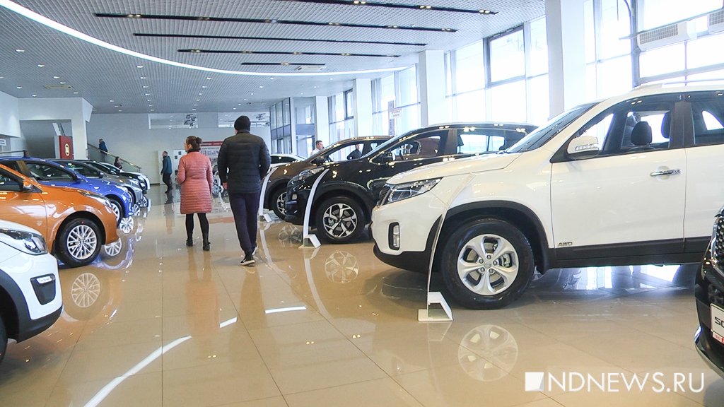 Продажи легковых автомобилей в России упали на 63%