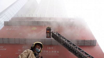 Более 300 человек оказались в ловушке на крыше небоскреба в Гонконге