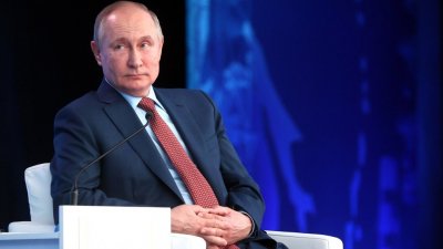 Путин поручил доработать законопроект о введении QR-кодов