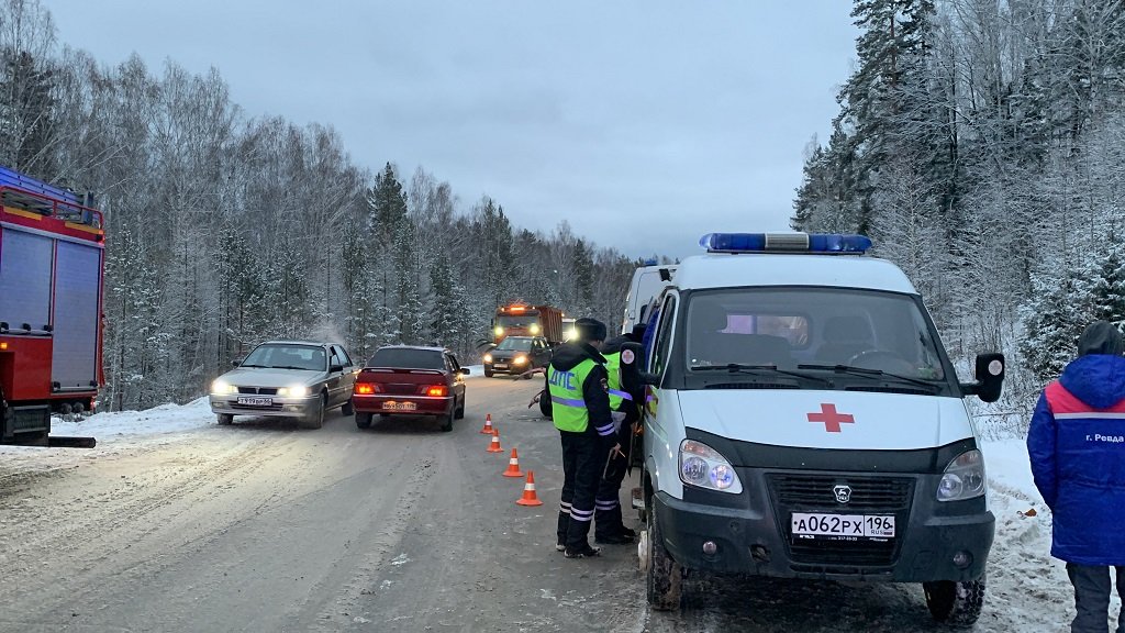 В снегопады на свердловских дорогах произошло 300 аварий: пять человек погибли