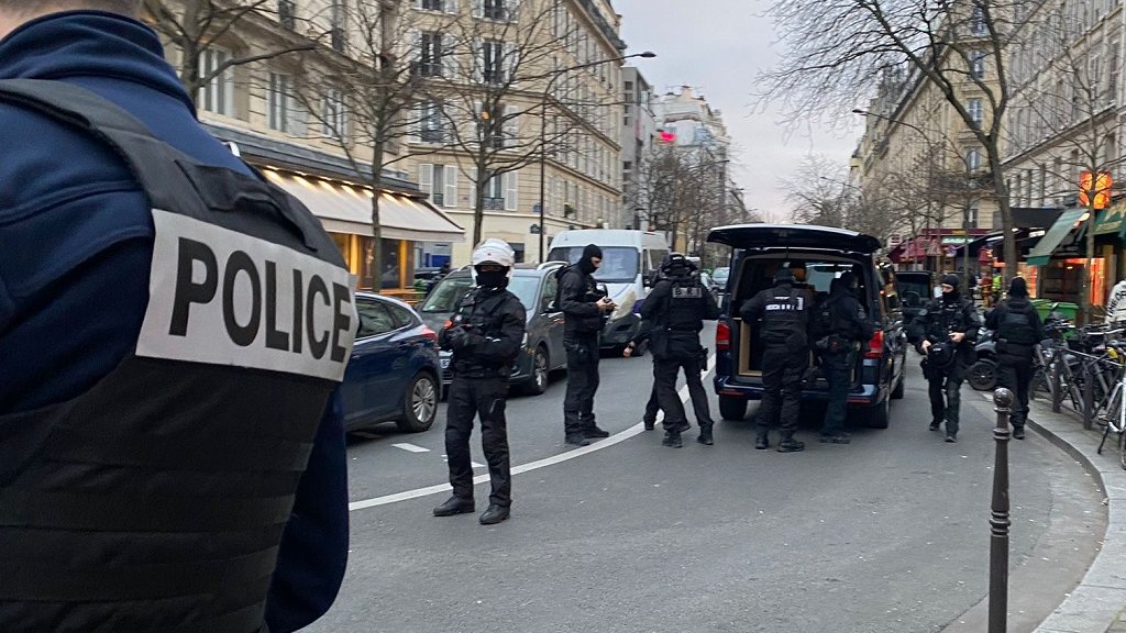 Полиция задержала державшего заложниц парижанина
