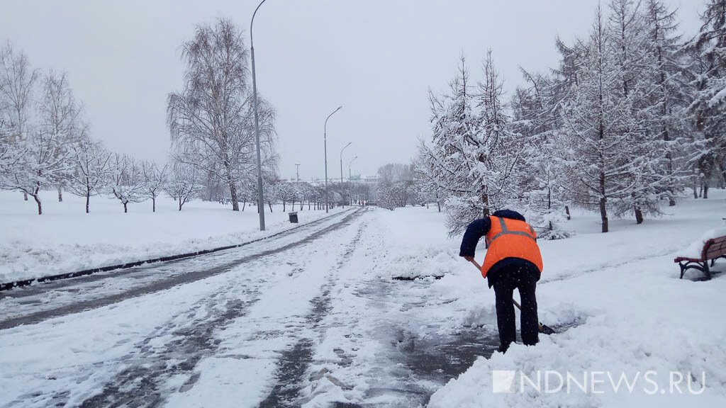 В Якутии коммунальщики вышли косить траву в 50-градусный мороз