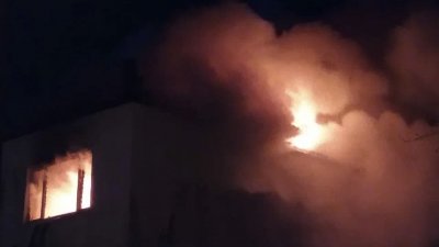 В Сухом Логу вспыхнул пожар в многоквартирнике – горят чердак и квартиры (ФОТО)