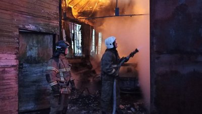 В Екатеринбурге дотла выгорел автосервис с машинами (ФОТО)
