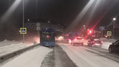 Пассажир автобуса в Салехарде получил травму во время аварии