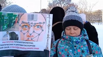 В Екатеринбурге противники QR-кодов вышли на пикет против цифровизации
