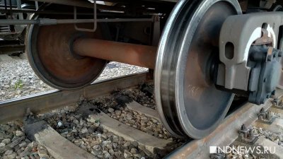 В Индии товарный поезд сошел с рельсов и врезался в вокзал