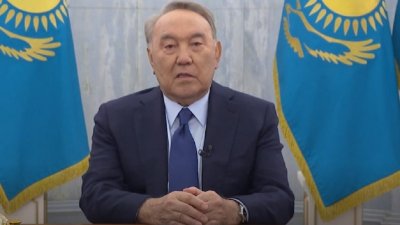 Назарбаева лишили ряда пожизненных полномочий