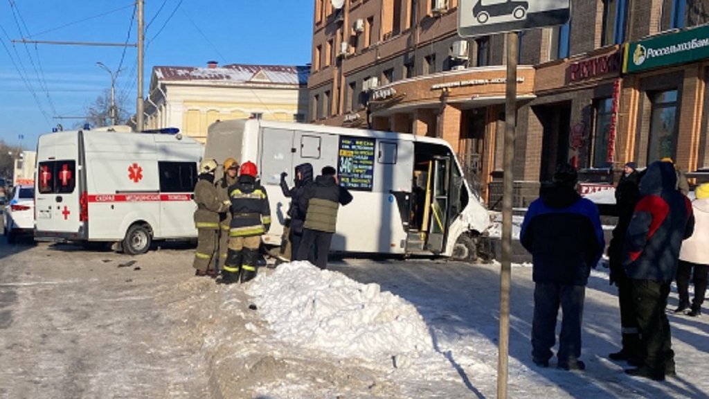 В Омске маршрутка снесла четыре иномарки и врезалась в здание