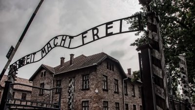 Туристку оштрафовали за нацистское приветствие в Освенциме