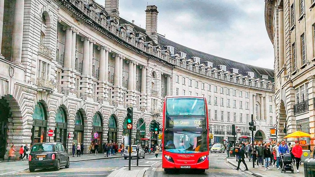 В Лондоне двухэтажный автобус врезался в дом
